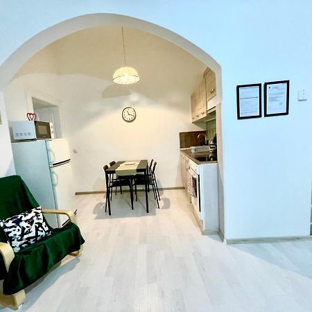 White Apartment Near The Famous New York Cafe Budapest Exteriör bild