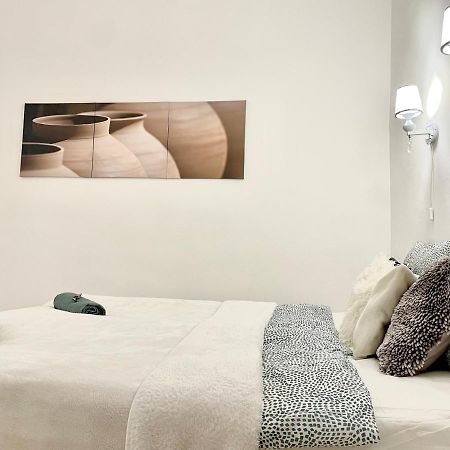 White Apartment Near The Famous New York Cafe Budapest Exteriör bild