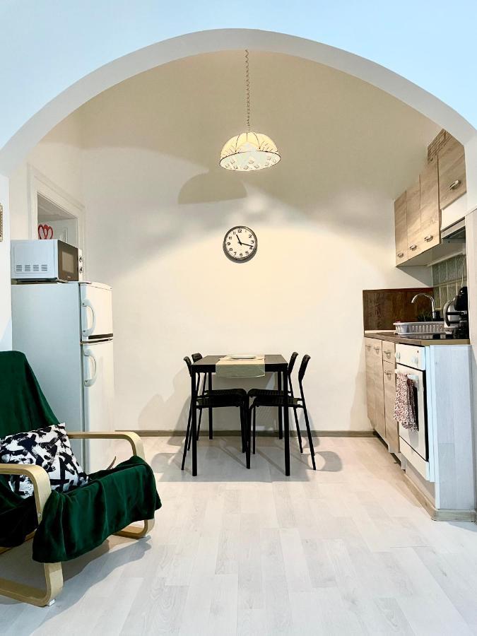 White Apartment Near The Famous New York Cafe Budapest Exteriör bild