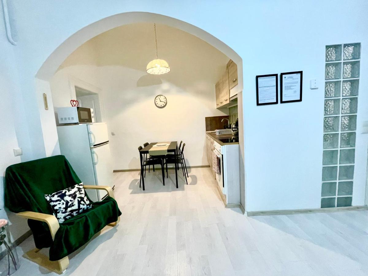 White Apartment Near The Famous New York Cafe Budapest Exteriör bild