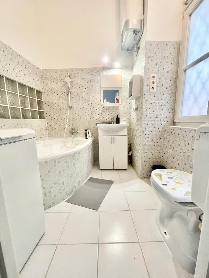 White Apartment Near The Famous New York Cafe Budapest Exteriör bild