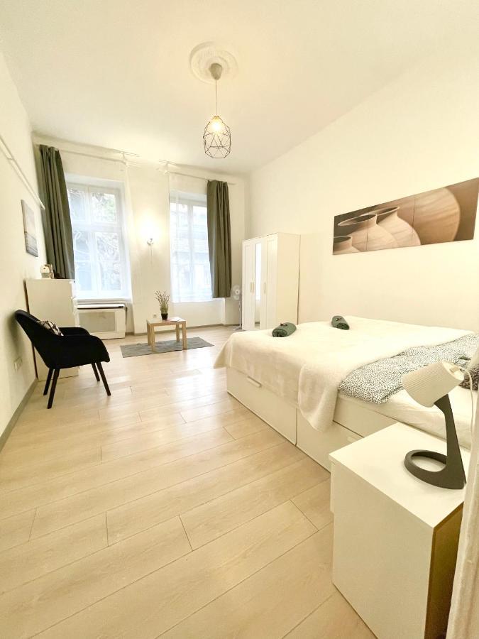 White Apartment Near The Famous New York Cafe Budapest Exteriör bild