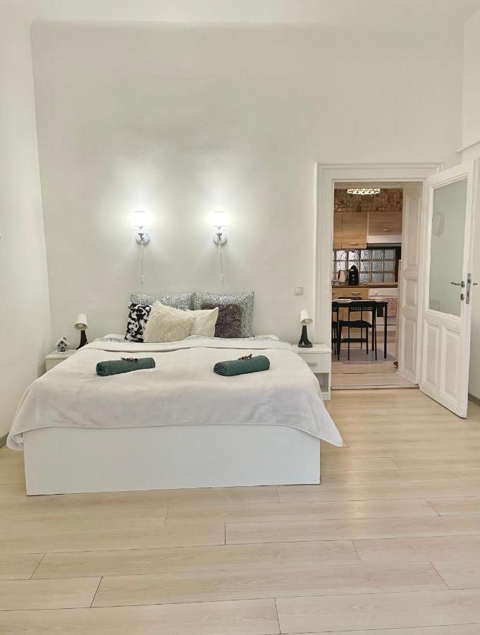 White Apartment Near The Famous New York Cafe Budapest Exteriör bild
