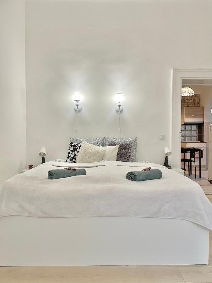 White Apartment Near The Famous New York Cafe Budapest Exteriör bild