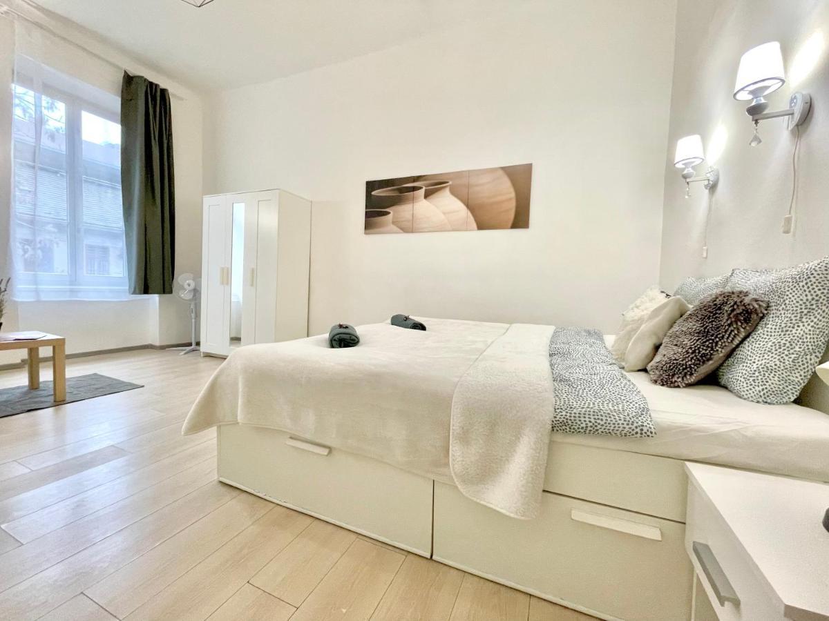 White Apartment Near The Famous New York Cafe Budapest Exteriör bild