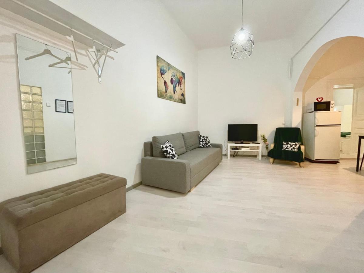 White Apartment Near The Famous New York Cafe Budapest Exteriör bild